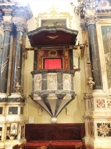164-один из алтарей в церкви монастыря Малых Братьев